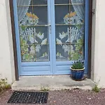 Feriehus Chez Pauline, Gavray. House With Secure Parking, Wi-fi & Garage.