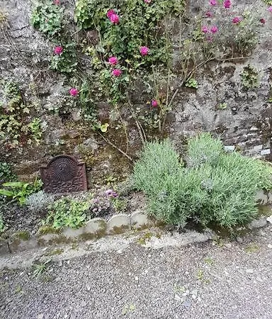 Chez Pauline, Gavray. House With Secure Parking, Wi-fi & Garage. بيت للعطل