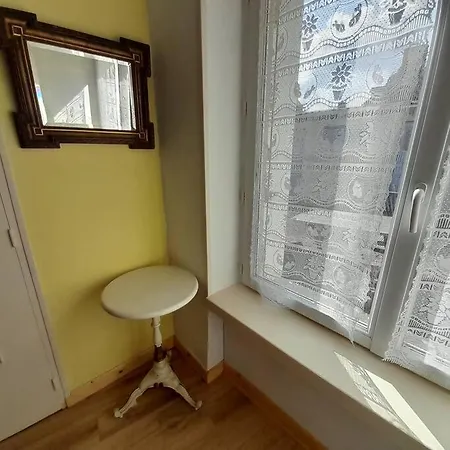 Chez Pauline, Gavray. House With Secure Parking, Wi-fi & Garage. بيت للعطل *