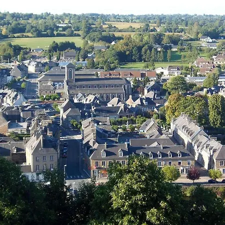 Chez Pauline, Gavray. House With Secure Parking, Wi-fi & Garage. بيت للعطل Gavray-sur-Sienne