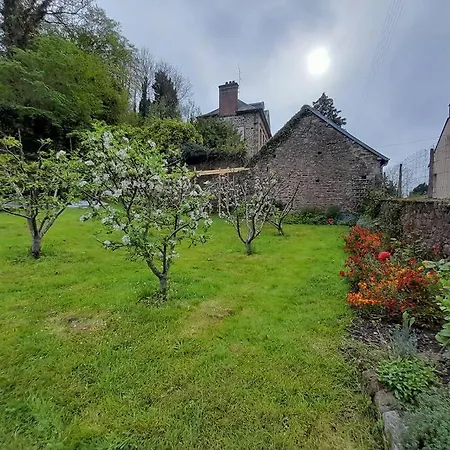 Dom wakacyjny Chez Pauline, Gavray. House With Secure Parking, Wi-fi & Garage.