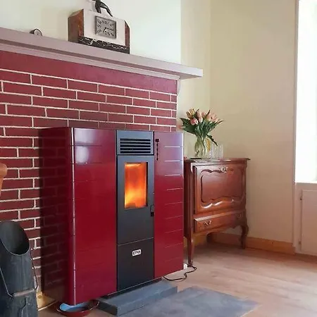 Dom wakacyjny Chez Pauline, Gavray. House With Secure Parking, Wi-fi & Garage.