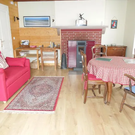 Chez Pauline, Gavray. House With Secure Parking, Wi-fi & Garage. بيت للعطل