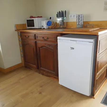 Chez Pauline, Gavray. House With Secure Parking, Wi-fi & Garage. بيت للعطل *