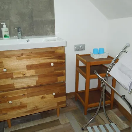 Chez Pauline, Gavray. House With Secure Parking, Wi-fi & Garage. بيت للعطل