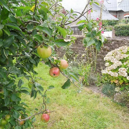 度假居 Chez Pauline, Gavray. House With Secure Parking, Wi-fi & Garage.