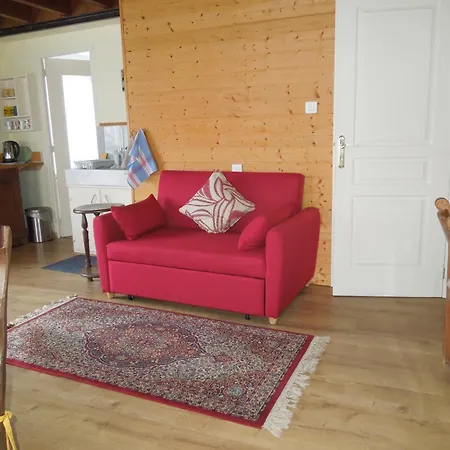 Chez Pauline, Gavray. House With Secure Parking, Wi-fi & Garage. بيت للعطل *