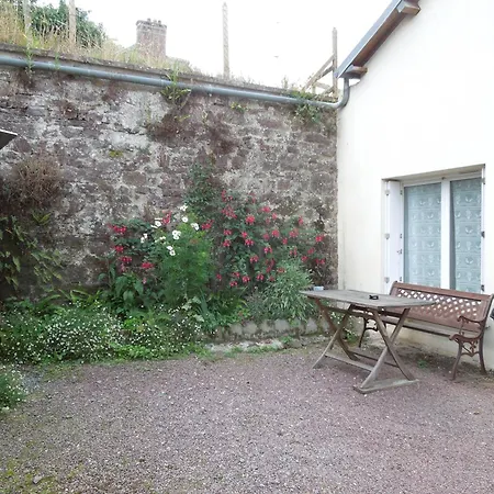 度假居 Chez Pauline, Gavray. House With Secure Parking, Wi-fi & Garage.