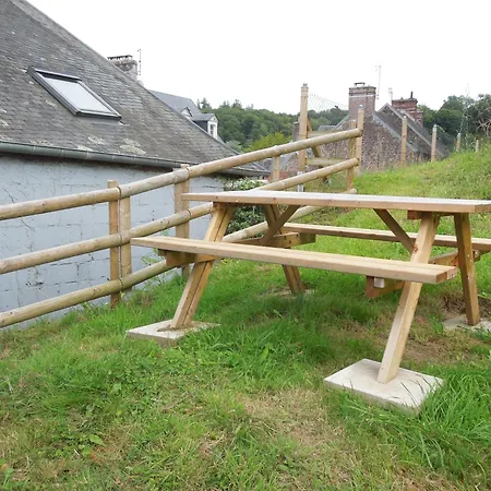 Chez Pauline, Gavray. House With Secure Parking, Wi-fi & Garage. بيت للعطل *