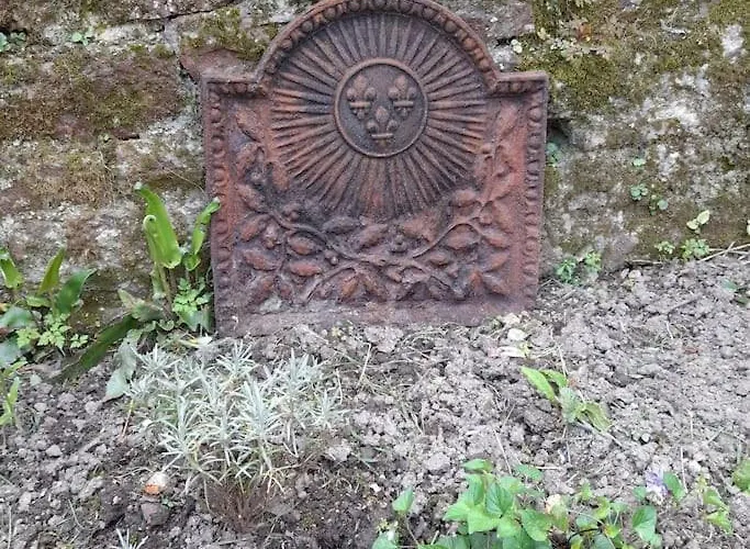 Casa de Férias Chez Pauline, Gavray. House With Secure Parking, Wi-fi & Garage. *