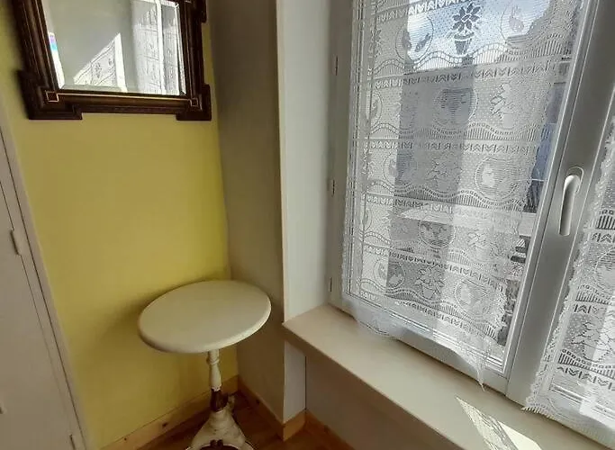 Chez Pauline, Gavray. House With Secure Parking, Wi-fi & Garage. Casa de Férias *