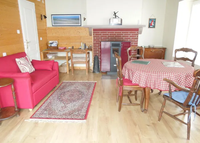 Chez Pauline, Gavray. House With Secure Parking, Wi-fi & Garage. Casa de Férias