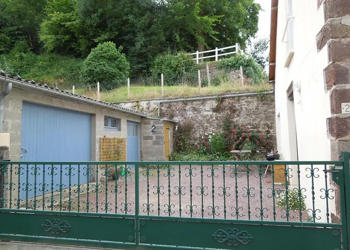 Casa de Férias Chez Pauline, Gavray. House With Secure Parking, Wi-fi & Garage.