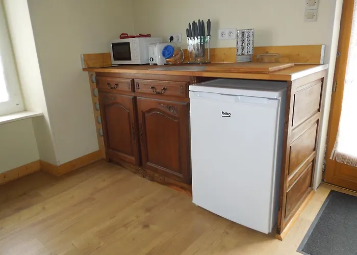 Chez Pauline, Gavray. House With Secure Parking, Wi-fi & Garage. Casa de Férias *