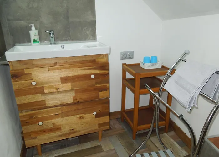 Chez Pauline, Gavray. House With Secure Parking, Wi-fi & Garage. Casa de Férias