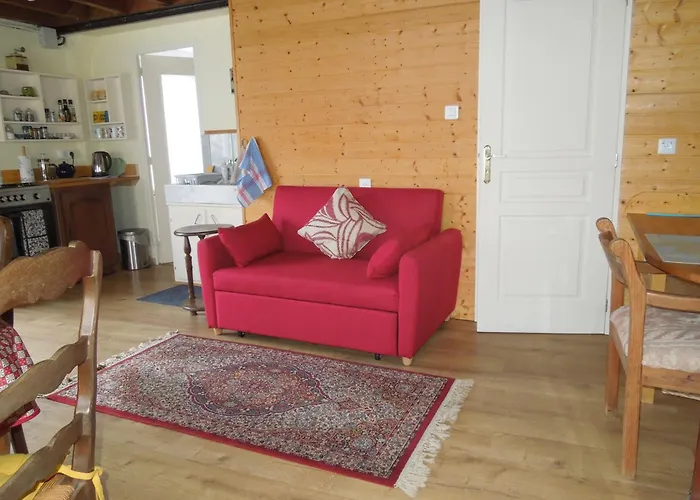 Chez Pauline, Gavray. House With Secure Parking, Wi-fi & Garage. Casa de Férias *