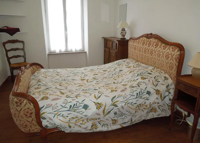 Casa de Férias Chez Pauline, Gavray. House With Secure Parking, Wi-fi & Garage. *