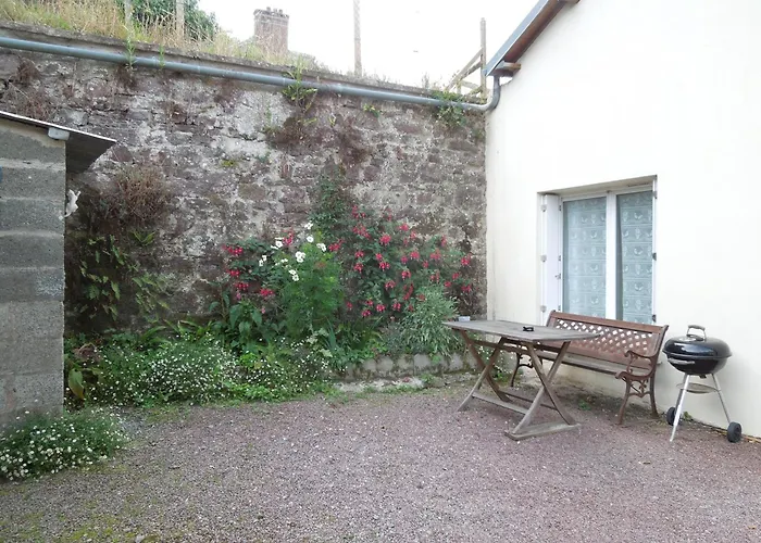 Casa de Férias Chez Pauline, Gavray. House With Secure Parking, Wi-fi & Garage.